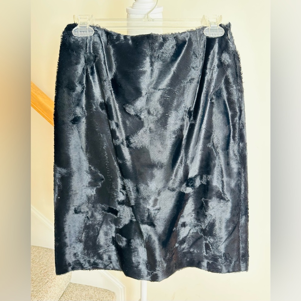 Jigsaw (Australian) black, faux fur textured skirt. 24" knee length. Size 10.